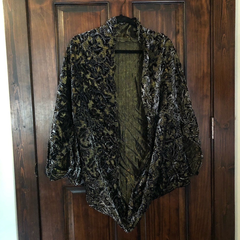 Fun velvety black/gold kimono 🔥